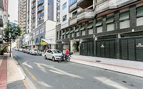 Quadra do mar, ar-condicionado e garagem no Centro de BC!